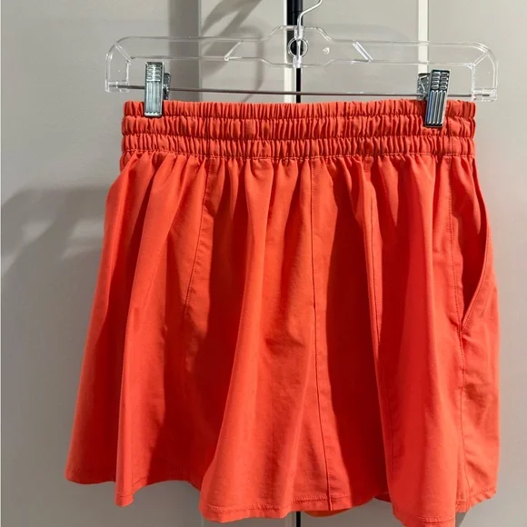 Vuori women’s clementine skirt with built in shorts - Picture 2 of 2
